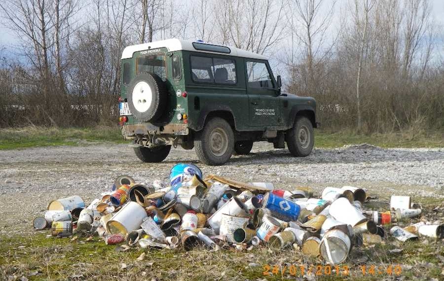 Contenitori pericolosi sul greto del Natisone