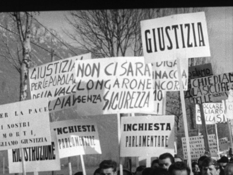 Tragedia_del_Vajont_Luigi_Di_Gianni_02_proteste